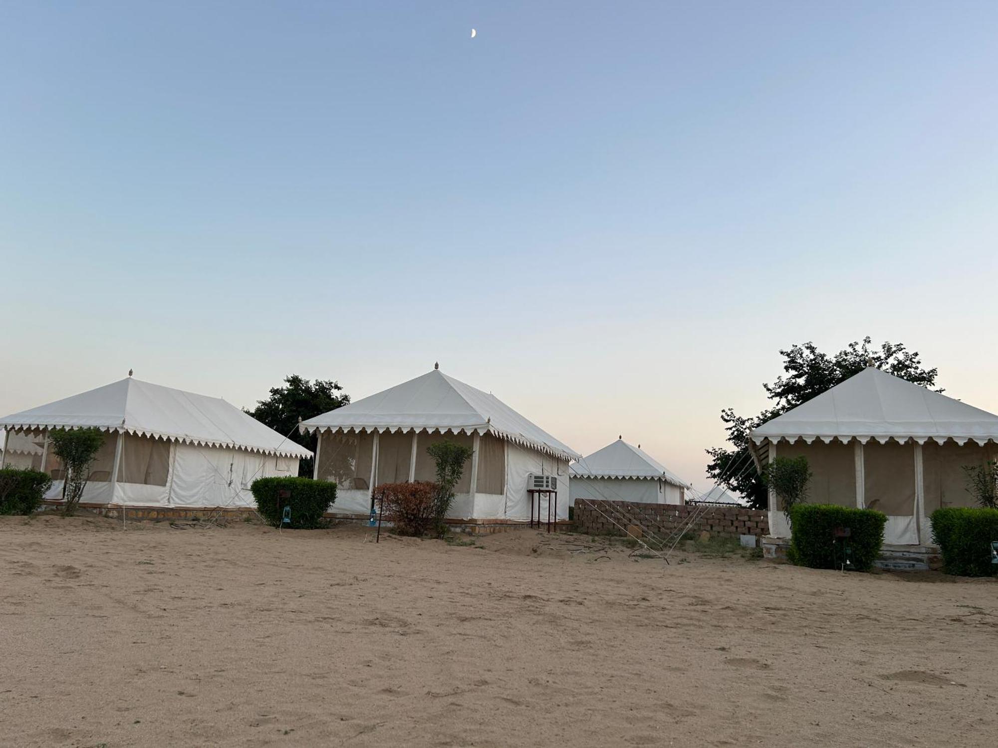 Sunny Desert Camp Kuri Luaran gambar